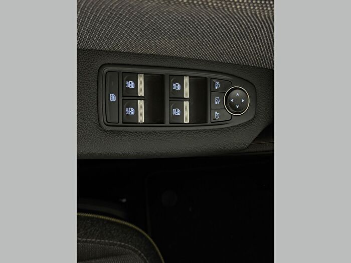 RENAULT CAPTUR TECHNO MİLD HYBRİD EDC 140 HP araç görseli 26