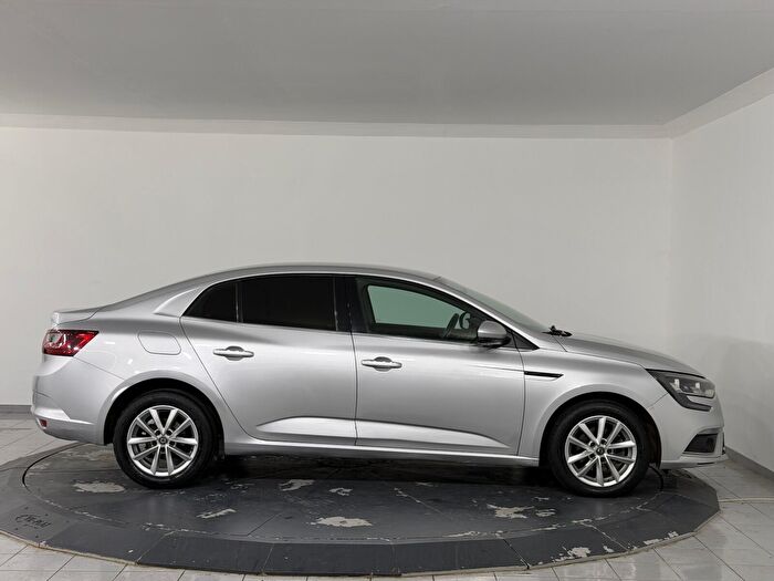 Renault Megane 1.5 BluedCi Touch EDC araç görseli 4