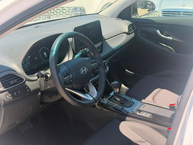 2025 Benzin Otomatik Hyundai i30 Beyaz Yükseliş Nakil Araçları Turizm Ticaret ve Sanayi Anonim Şirketi