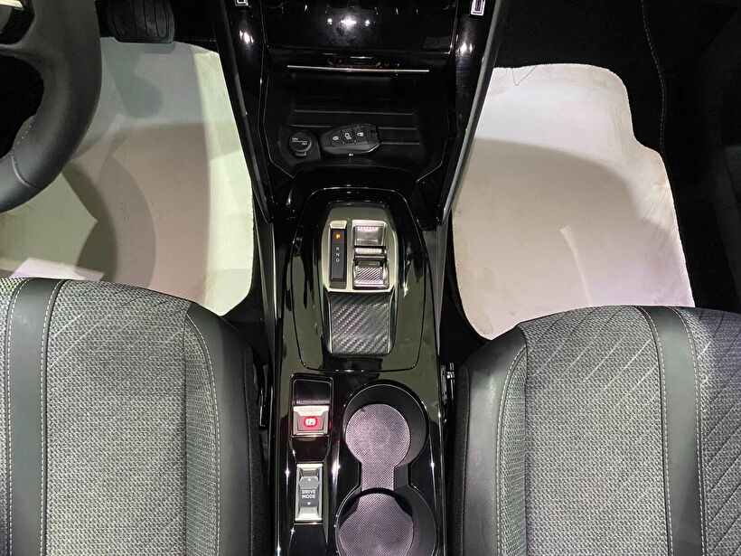 2025 Benzin Otomatik Peugeot 2008 Gri Gürel Tasarım Aksesuar Otomotiv San. Tic. Ltd. Şti.
