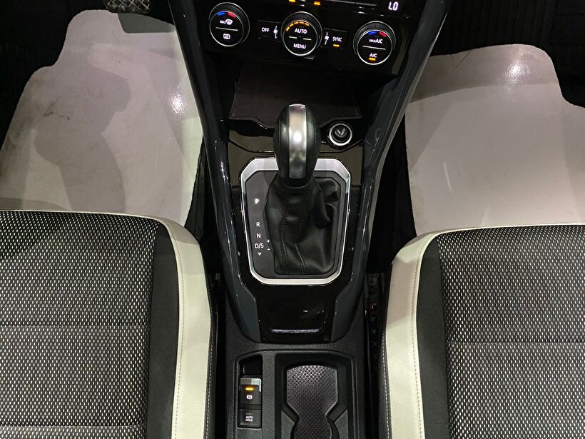 2020 Benzin Otomatik Volkswagen T-Roc Kırmızı Gürel Tasarım Aksesuar Otomotiv San. Tic. Ltd. Şti.