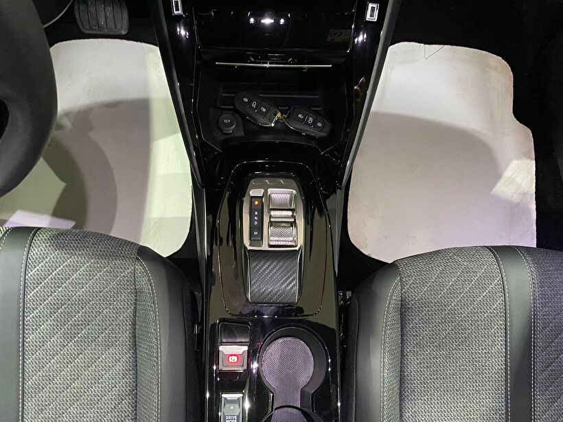 2024 Benzin Otomatik Peugeot 2008 Kırmızı Gürel Tasarım Aksesuar Otomotiv San. Tic. Ltd. Şti.