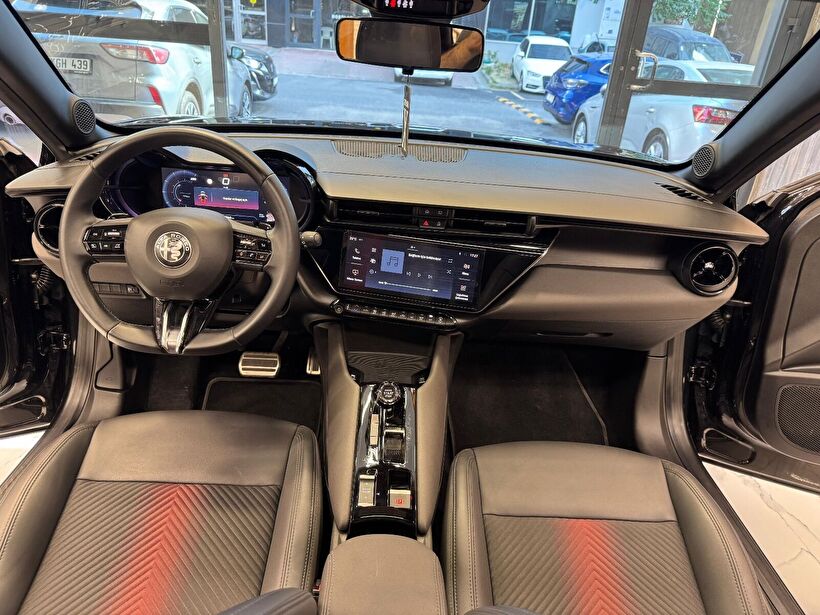 2025 Benzin Otomatik Alfa Romeo Junior Ibrida Siyah Polat Araç Dizayn Otomotiv İnşaat Sanayi Ve Ticaret Limited Şirketi