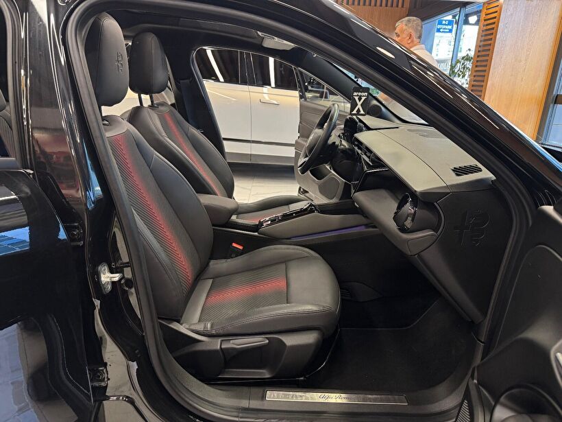 2025 Benzin Otomatik Alfa Romeo Junior Ibrida Siyah Polat Araç Dizayn Otomotiv İnşaat Sanayi Ve Ticaret Limited Şirketi