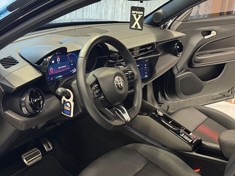 2025 Benzin Otomatik Alfa Romeo Junior Ibrida Siyah Polat Araç Dizayn Otomotiv İnşaat Sanayi Ve Ticaret Limited Şirketi